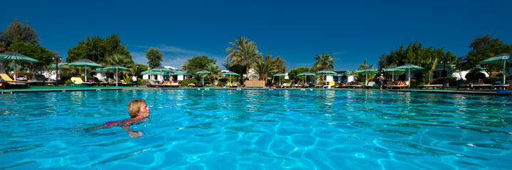 Ghazala Beach Hotel: woman swimming in pool Ghazala Beach Hotel: woman swimming in pool